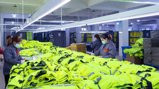 從樣品到成品，揭秘執(zhí)勤棉服定制全過(guò)程！