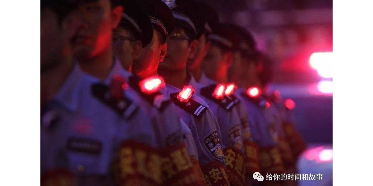 夜間出警、巡邏必備裝備之一 肩燈